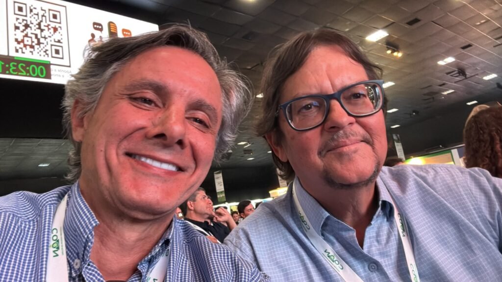 Prof. Adilson Aguiar com seu amigo Alaor Ávila durante o Feedlot Summit Brazil 2026, realizado pela Coan Consultoria Avançada em Pecuária, em Goiânia (GO)