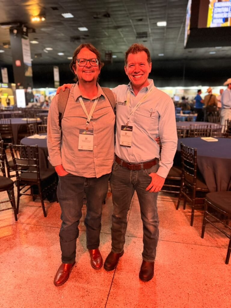 Prof. Adilson Aguiar com seu colega e grande amigo Washington Mesquita durante o Feedlot Summit Brazil 2026, realizado pela Coan Consultoria Avançada em Pecuária, em Goiânia (GO)