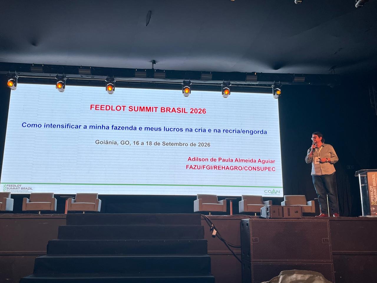 Prof. Adilson Aguiar no início de sua palestra durante o Feedlot Summit Brazil 2026, realizado pela Coan Consultoria Avançada em Pecuária, em Goiânia (GO)
