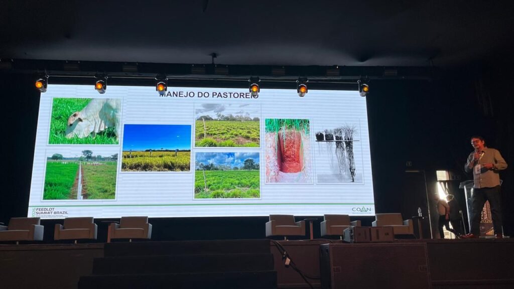 Prof. Adilson Aguiar ministrando sua palestra para um público de 1.975 participantes durante o Feedlot Summit Brazil 2026, realizado pela Coan Consultoria Avançada em Pecuária, em Goiânia (GO)