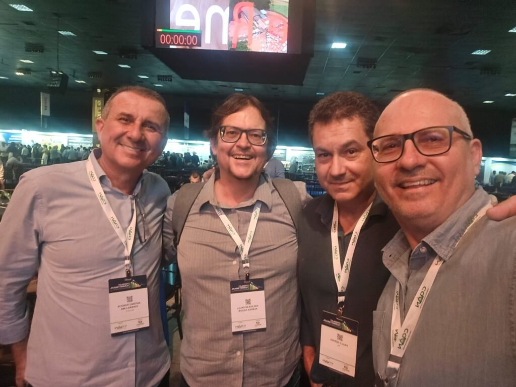 Prof. Adilson Aguiar com os amigos Antônio Rondon, Paulo Sérgio e Rodrigo, da esquerda para a direita, durante o Feedlot Summit Brazil 2026, realizado pela Coan Consultoria Avançada em Pecuária, em Goiânia (GO)